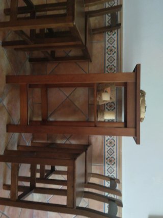 Mesa alta madera y 4 taburetes respaldo
