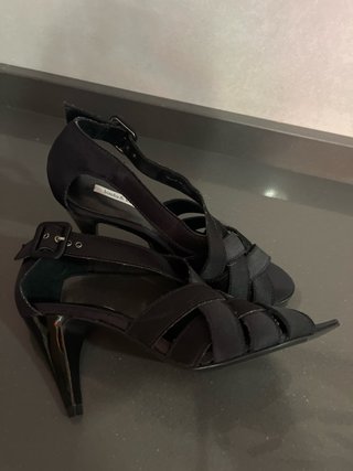 Sandalia elegante con tacón medio y tiras de seda