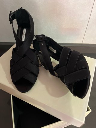 Sandalia elegante con tacón medio y tiras de seda