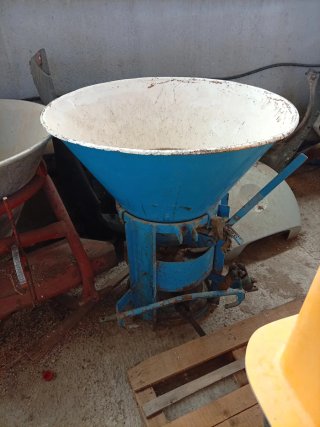 Abonadora de embudo para tractor