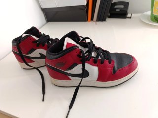 Nike Jordan 1 Mid Rojo/Negro Talla 38