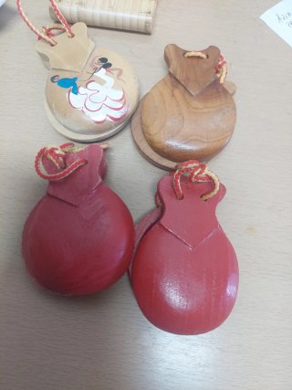 Castañuelas flamencas decoradas y rojas