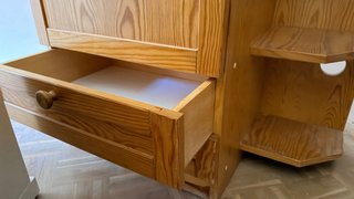 Armario de madera con estantes laterales