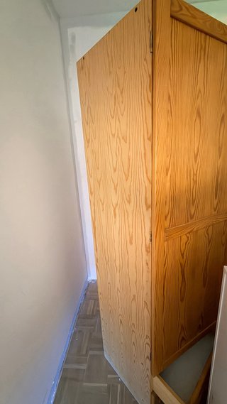 Armario de madera con estantes laterales
