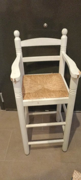 Silla de madera y mimbre para niños