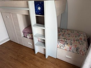 Cama litera infantil con armario y cajones