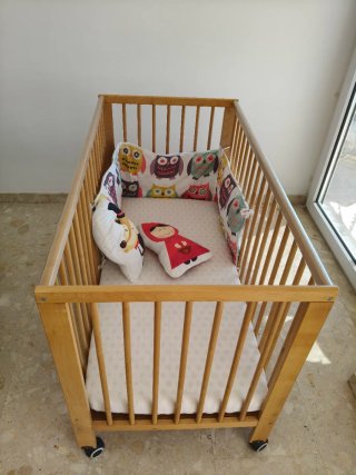 Cuna de bebé con colchón