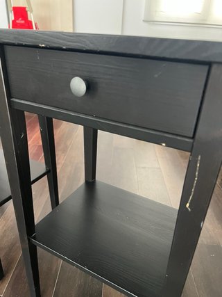 Mesita de noche de madera oscura