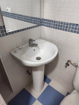 Váter y lavabo ambos roca, espejo y aplique