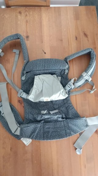 Mochila Ergobaby gris con puntos