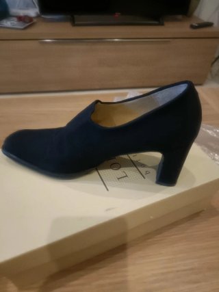 SE REGALAN Zapatos de tacón negros.