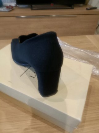 SE REGALAN Zapatos de tacón negros.