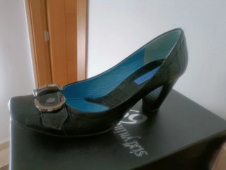 SE REGALAN Zapatos de tacón negros.