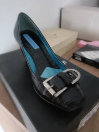 SE REGALAN Zapatos de tacón negros.