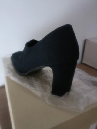 SE REGALAN Zapatos de tacón negros.