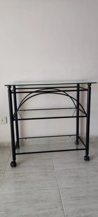 Mueble de hierro forjado con cristal