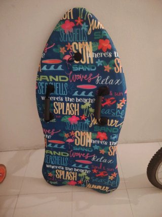 Tabla de surf con diseño veraniego