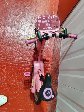 Bicicleta infantil rosa con cesta