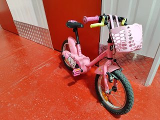 Bicicleta infantil rosa con cesta