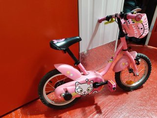 Bicicleta infantil rosa con cesta