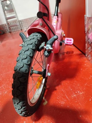 Bicicleta infantil rosa con cesta