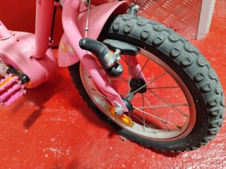 Bicicleta infantil rosa con cesta