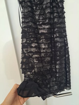 Vestido plateado de diseño de volantes en cascada