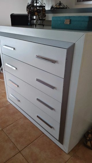 Cómoda blanca y plateada
