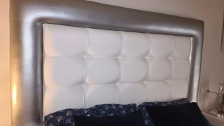 Cómoda blanca y plateada