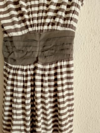 Vestido de rayas marrón y blanco