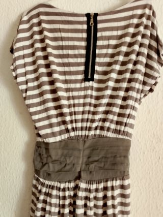 Vestido de rayas marrón y blanco