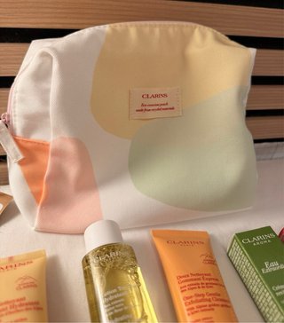 Kit de viagem Clarins com necessaire
