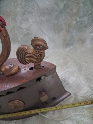 Ferro da stiro vintage con gallo
