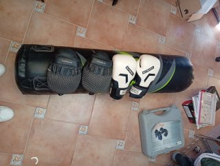 Guantes de boxeo, saco y manoplas