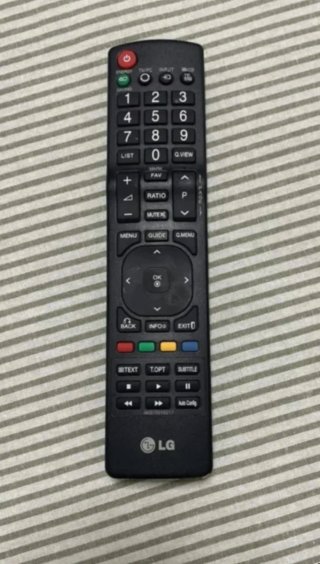 Televisión LG, con mando y soporte incluido