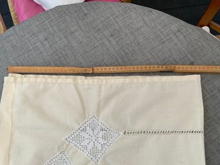 Cortina de tela con ganchillo