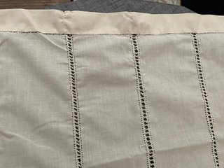 Cortina de tela con ganchillo