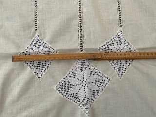 Cortina de tela con ganchillo