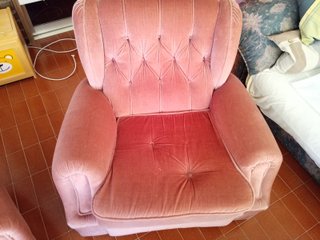 Divano a 3 posti e 2 poltrone rosa vintage (capitoné)