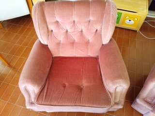 Divano a 3 posti e 2 poltrone rosa vintage (capitoné)
