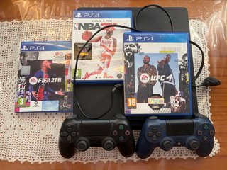 PS4 (PlayStation 4) con juegos y mandos