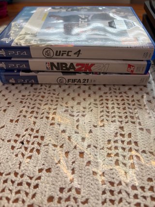 PS4 (PlayStation 4) con juegos y mandos