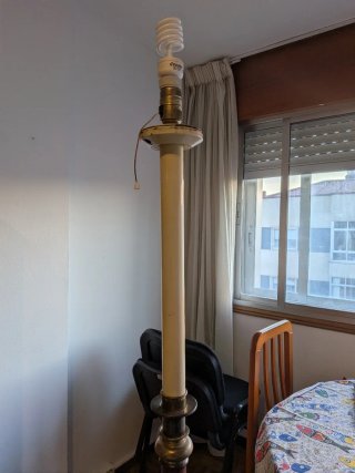 Lámpara de pie antigua madera y latón