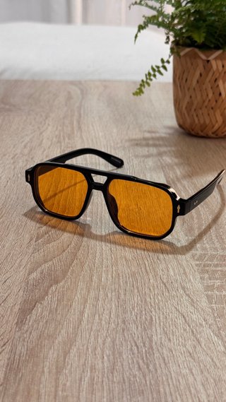 Gafas de sol negras y naranjas