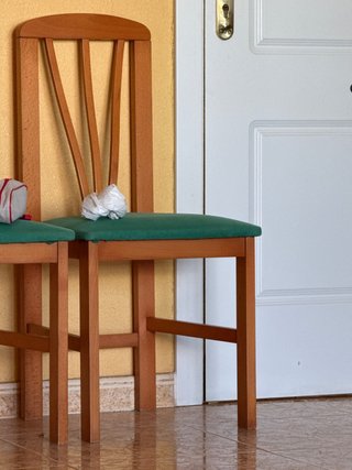 Sillas de madera con asiento verde