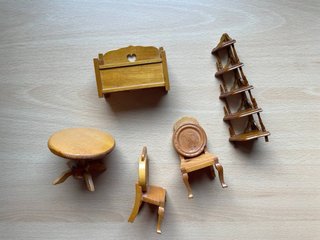 Lote de muebles de madera para casa de muñecas