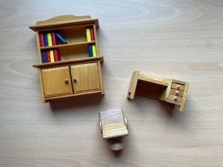 Lote de muebles de madera para casa de muñecas
