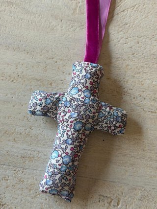 Cruz de tela con lazo morado