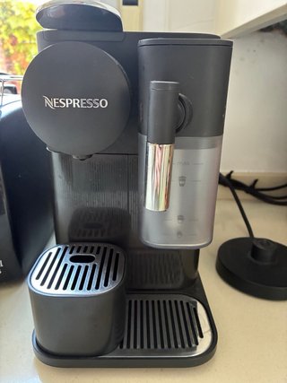 Cafetera Nespresso DeLonghi Lattissima One