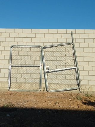 Puerta metálica de malla